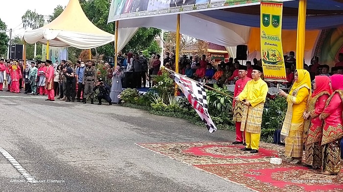 Tampilkan Beragam Atraksi dan Kostum, Gubernur Riau Lepas Pawai Ta'aruf MTQ Ke-40 
